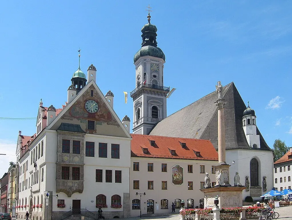1021px-freising_marienplatz.webp