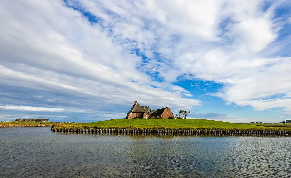 1280px-kirchwarft_28hallig_hooge29-msu-2021-9297-9509.webp