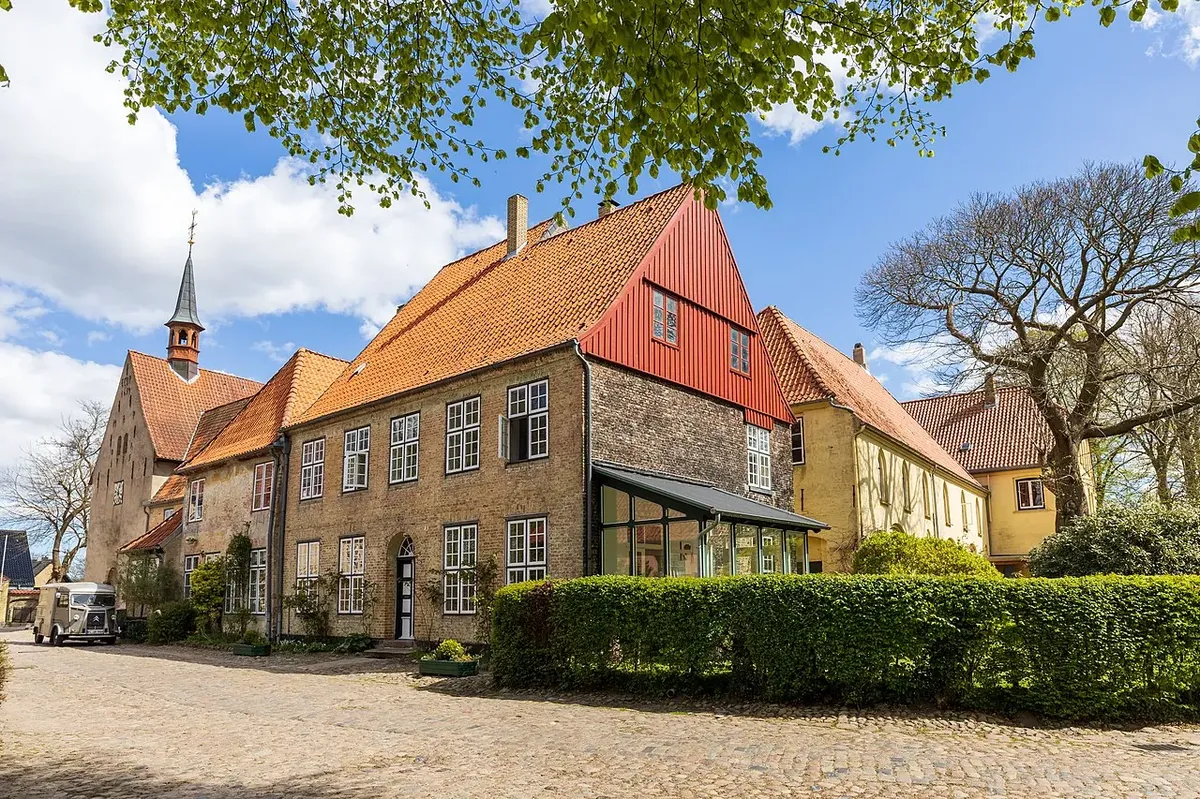1280px-st.-johannis-kloster_vor_schleswig-msu-2020-2253.webp