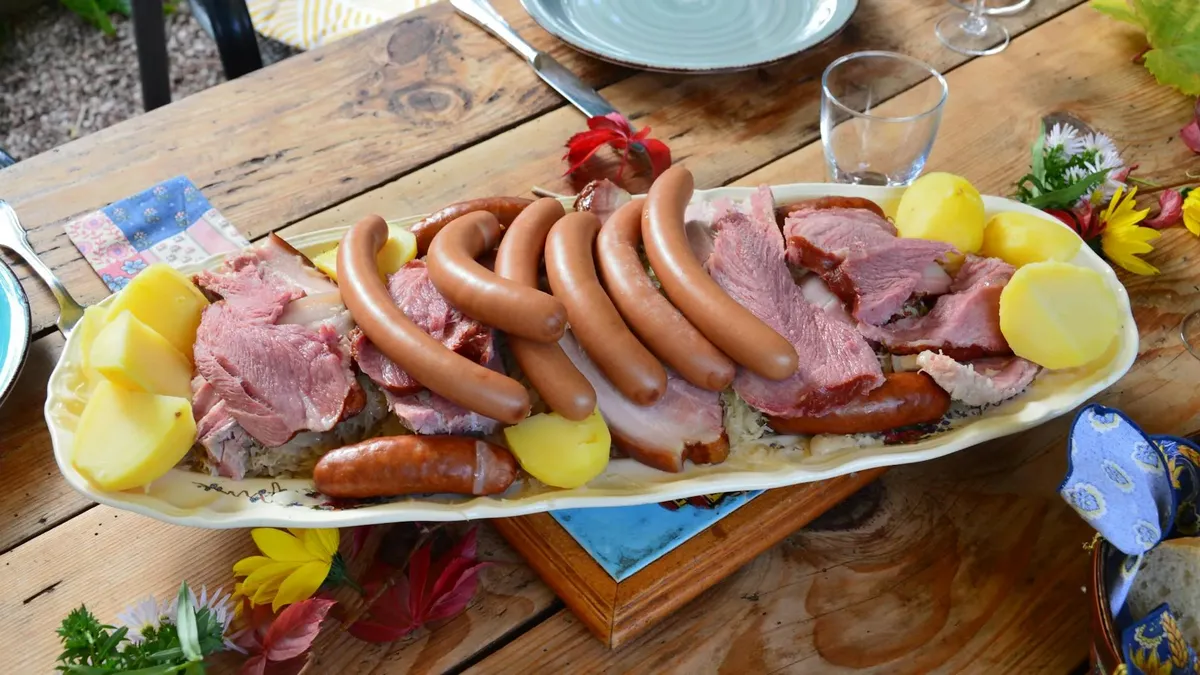 Wurstplatte mit Kartoffeln und Sauerkraut