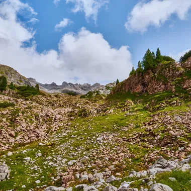 Nationalpark Berchtesgaden - 20170821 Rote Juragesteine im grauen Dachsteinkalk, Stuhlgraben, Steinernes Meer (00842)