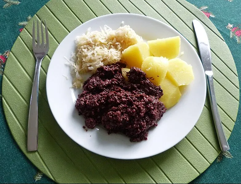 784px-fc3bclling_mit_sauerkraut_und_kartoffeln.webp