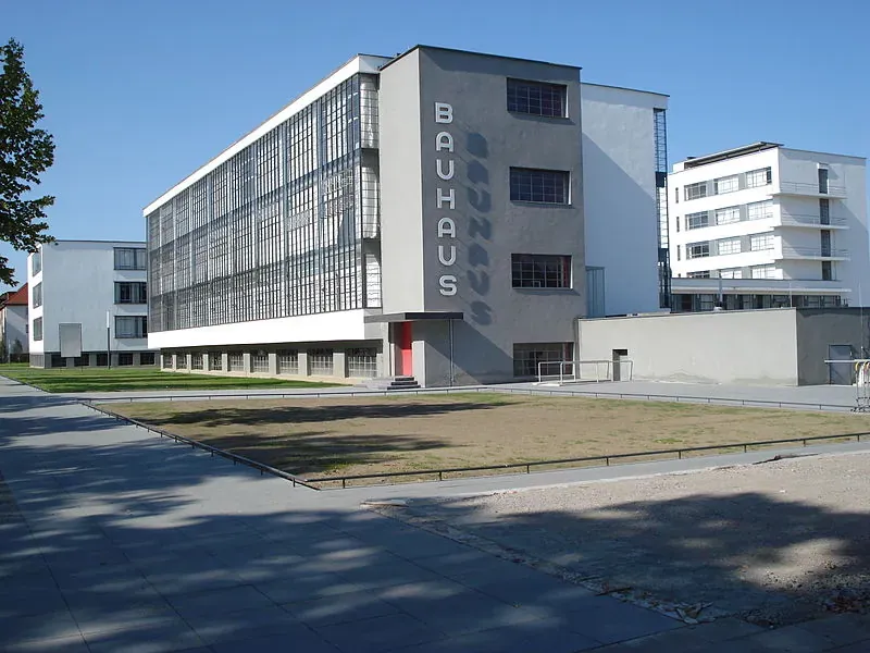800px-dessau_bauhaus_neu.webp