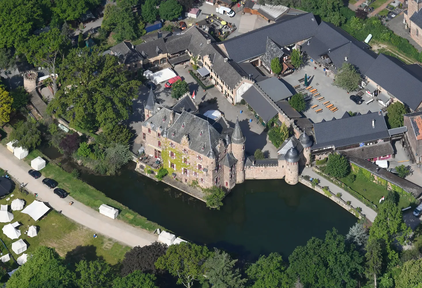 Burg Satzvey - Aerial image of Burg Satzvey (view from the east)