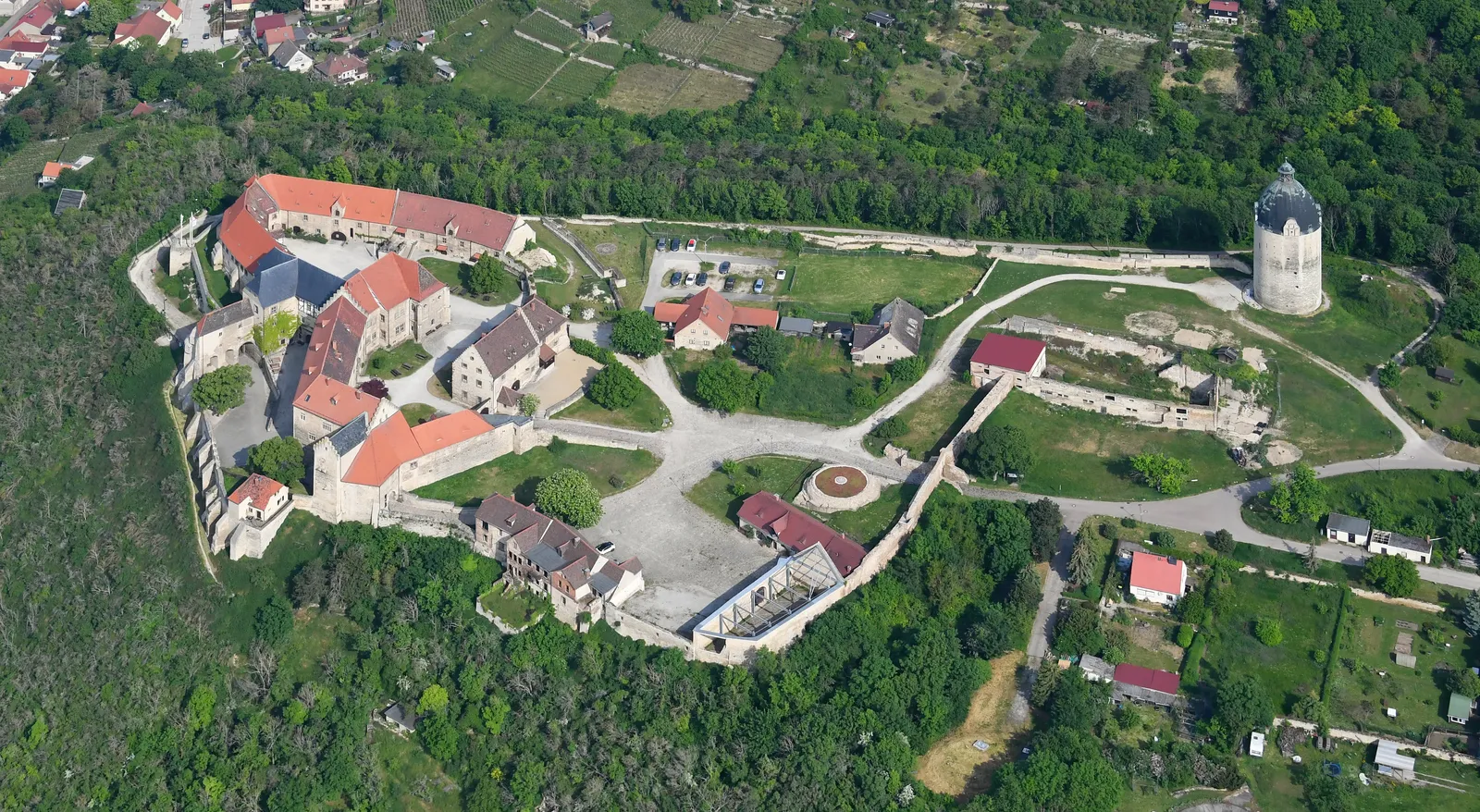Schloss Neuenburg - Aerial image of Neuenburg Castle in Freyburg (view from the southeast)