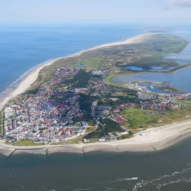 Badestrand und Küste - Aerial image of Norderney (view from the west)