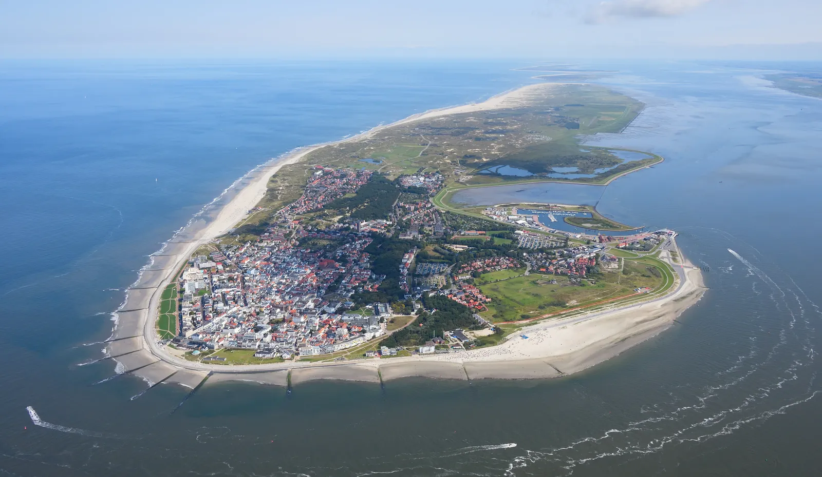Badestrand und Küste - Aerial image of Norderney (view from the west)