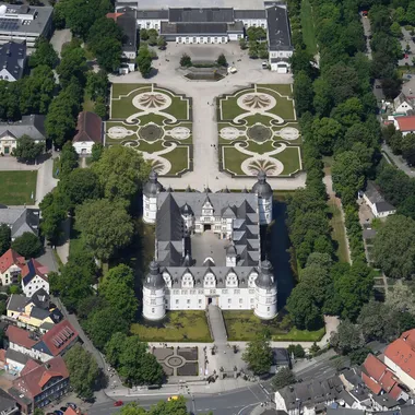 Schloss Neuhaus - Aerial image of Schloss Neuhaus (view from the southeast)