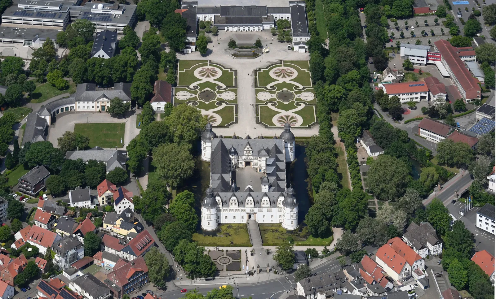 Schloss Neuhaus - Aerial image of Schloss Neuhaus (view from the southeast)