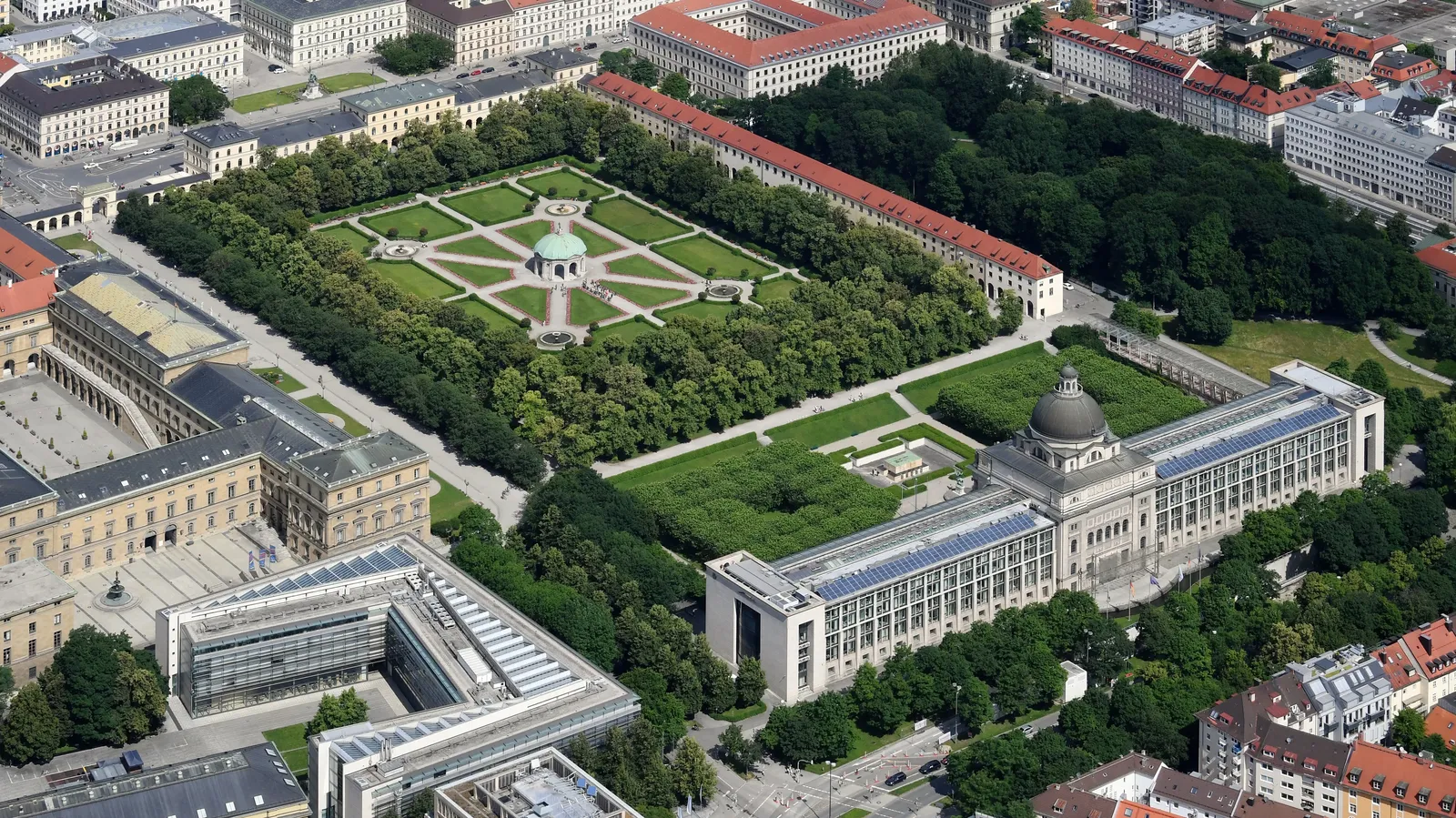 Hofgarten - Aerial image of the Hofgarten München (view from the southeast)