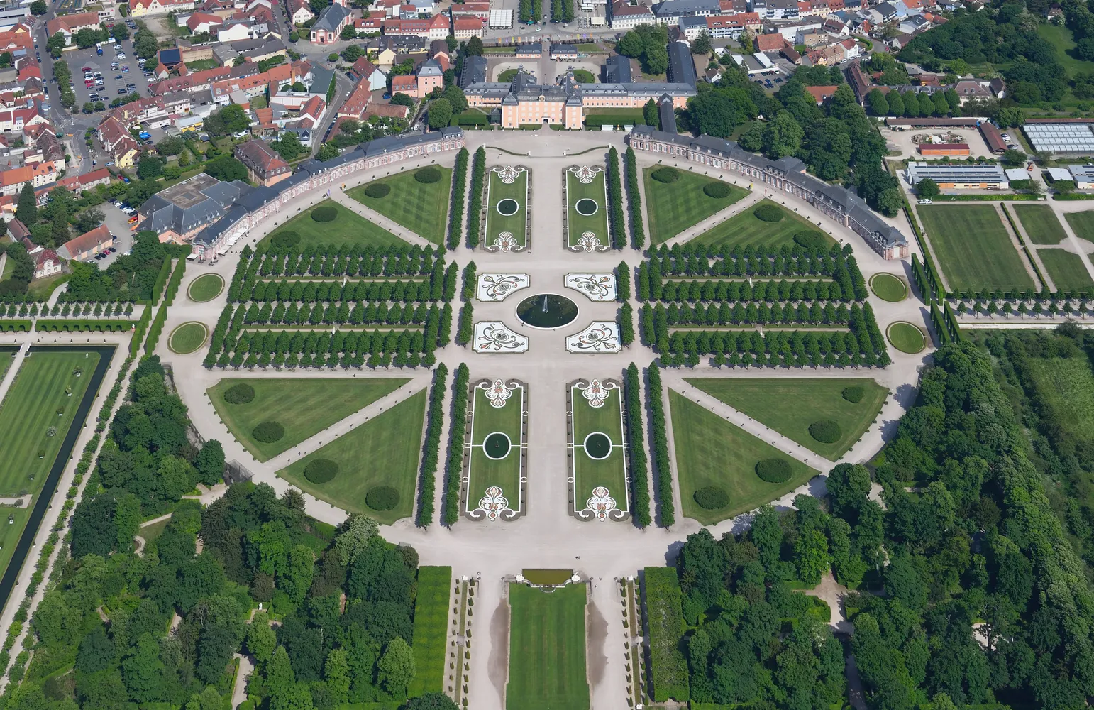Schwetzinger Schlossgarten - Aerial image of the Schwetzingen Palace and main parterre (view from the west, 2025)
