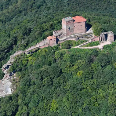 Burg Trifels - Aerial image of Trifels Castle (view from the southeast)