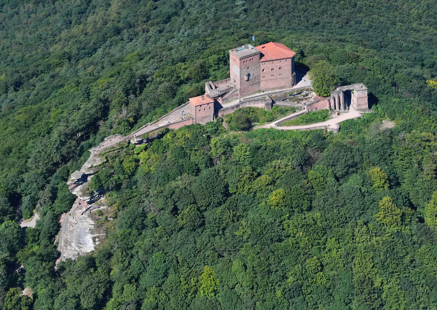 Burg Trifels - Aerial image of Trifels Castle (view from the southeast)