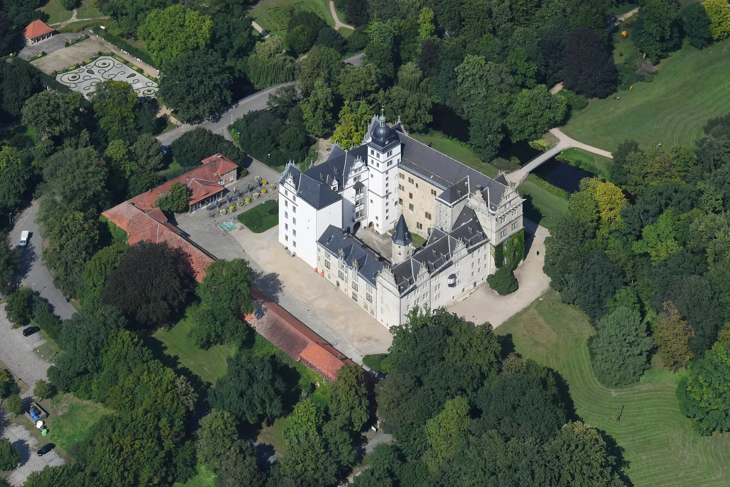 Schloss Wolfsburg - Aerial image of Wolfsburg Castle (view from the south)