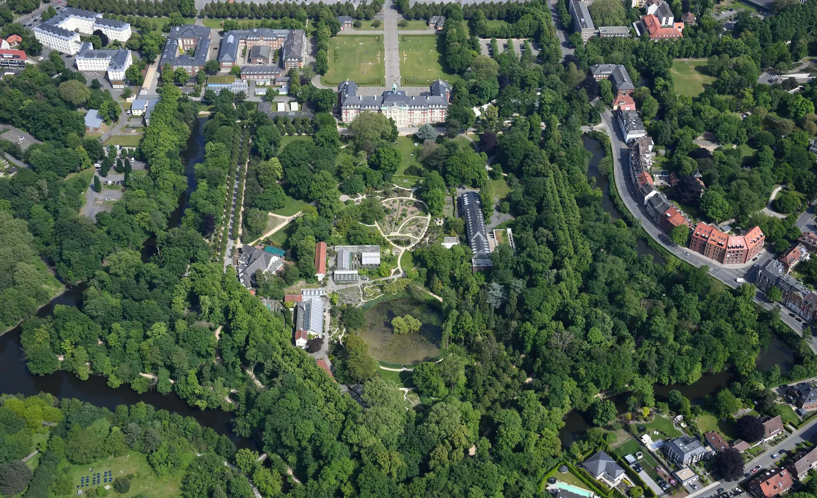 Botanischer Garten Münster - Aerial image the garden of Schloss Münster (view from the west)