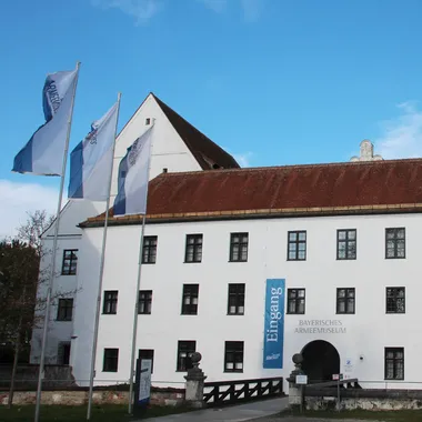Neues Schloss und Bayerisches Armeemuseum - Bayerisches Armeemuseum Eingang hoch