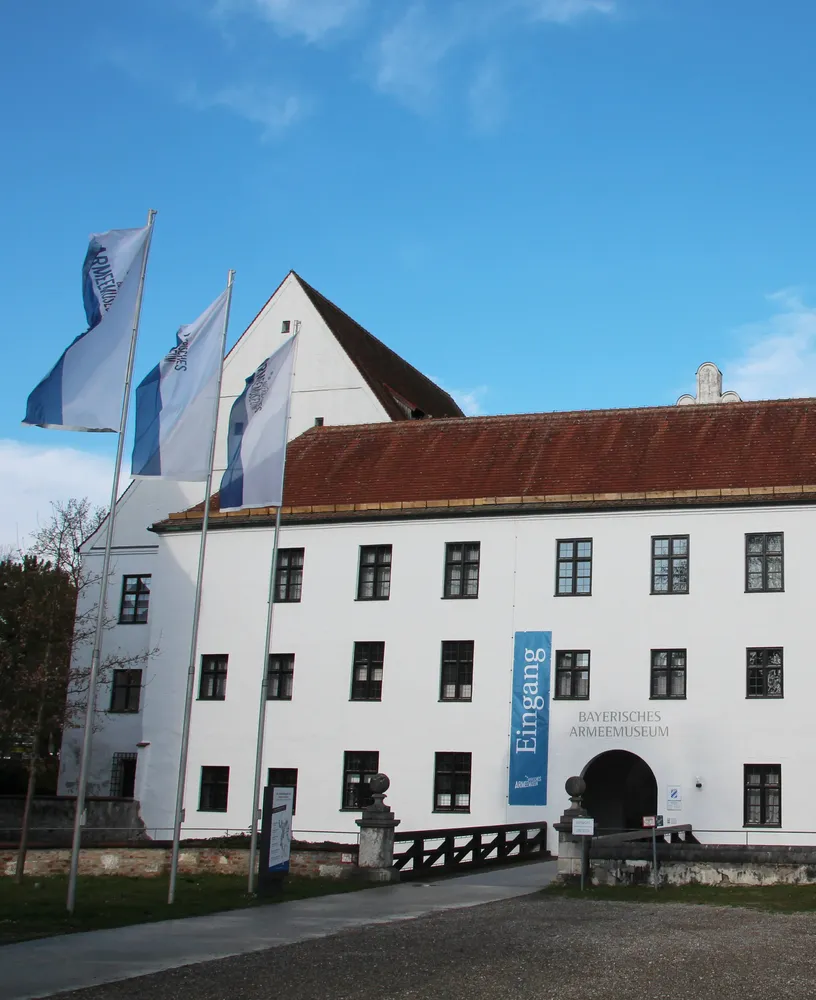 Neues Schloss und Bayerisches Armeemuseum - Bayerisches Armeemuseum Eingang hoch