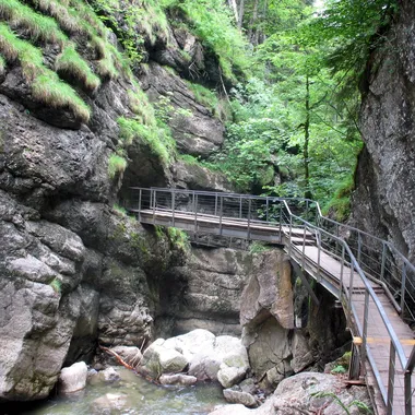 Starzlachklamm - Befestigter Weg in der Starzlachklamm - panoramio