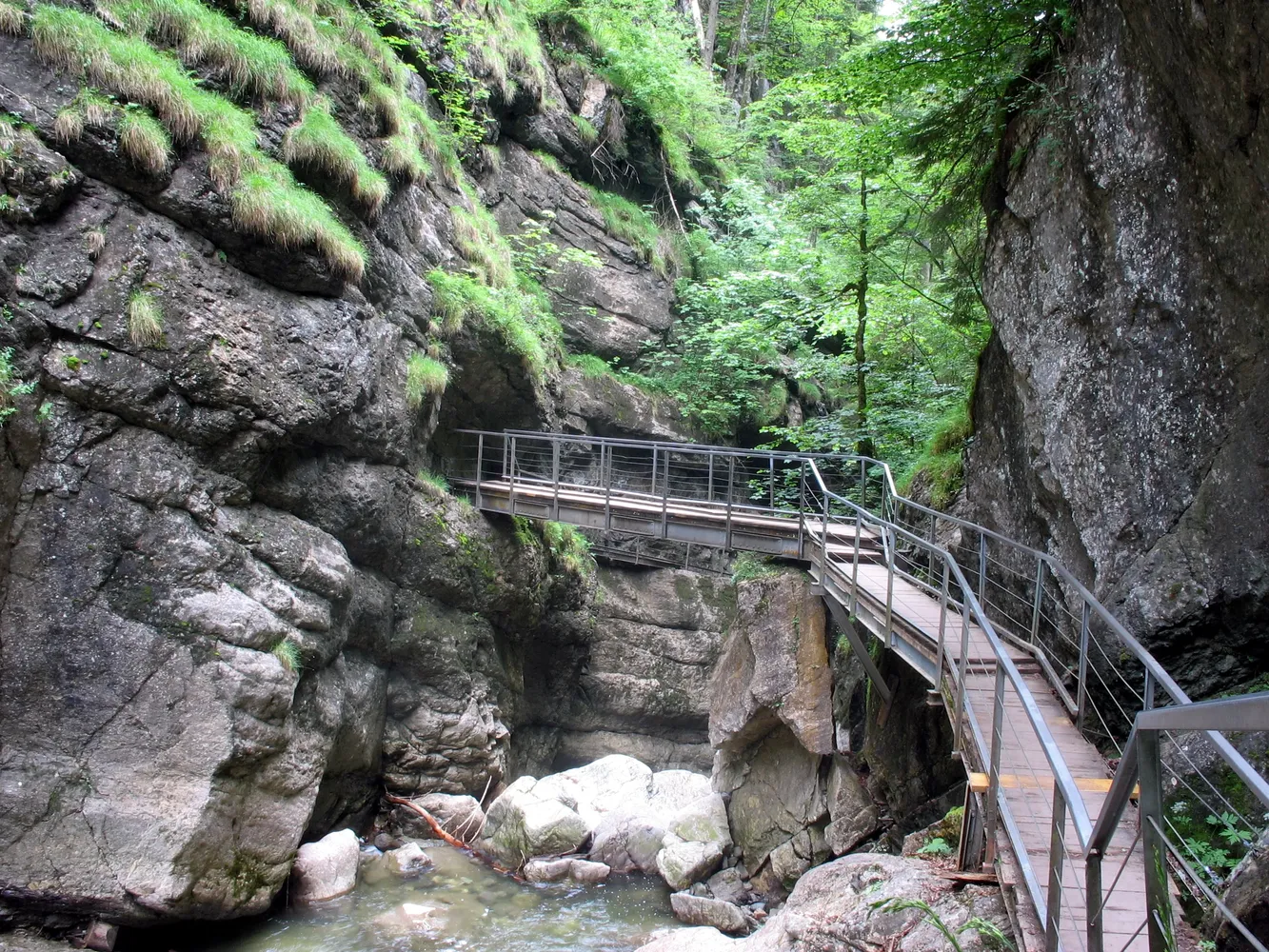 Starzlachklamm - Befestigter Weg in der Starzlachklamm - panoramio