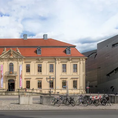 Jüdisches Museum - Berlin Jüdisches Museum und der Libeskind-Bau (cropped)