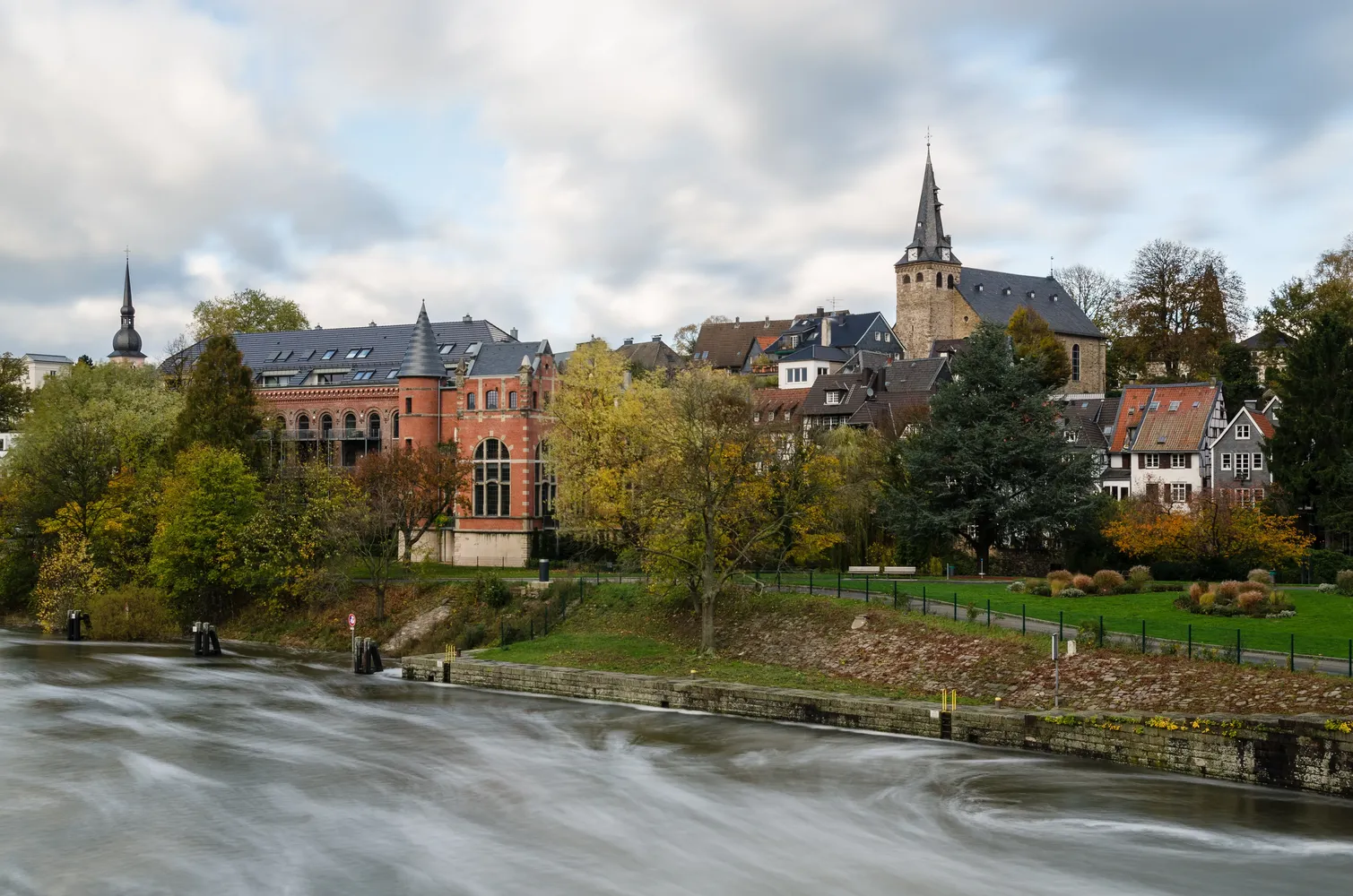 Stadtteil Kettwig - Blick auf Kettwig mit Uferpalais im Herbst 2013