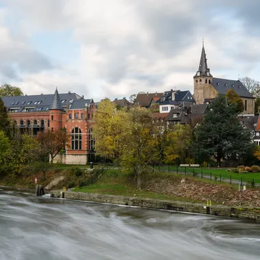 Stadtteil Kettwig - Blick auf Kettwig mit Uferpalais im Herbst 2013