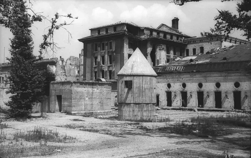 Führerbunker - Bundesarchiv Bild 183-V04744, Berlin, Garten der zerstörte Reichskanzlei