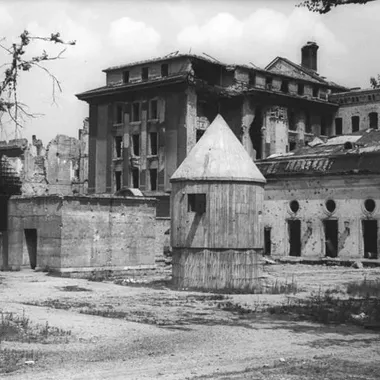 Führerbunker - Bundesarchiv Bild 183-V04744, Berlin, Garten der zerstörte Reichskanzlei