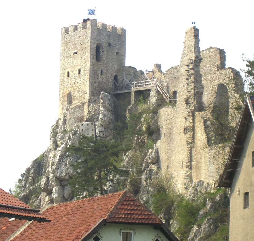 Burgruine Weißenstein bei Regen mit dem „Gläsernen Wald“ - Burgruine weissenstein