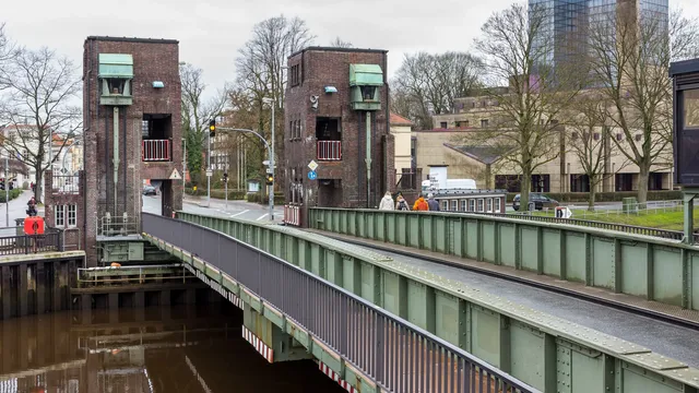 Cäcilienbrücke und Hafen Oldenburg