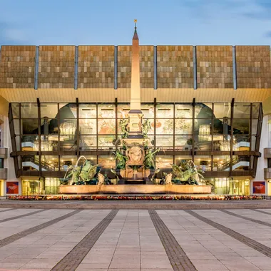 Gewandhaus zu Leipzig - Das Gewandhaus und der Mendebrunnen in Leipzig bei Nacht