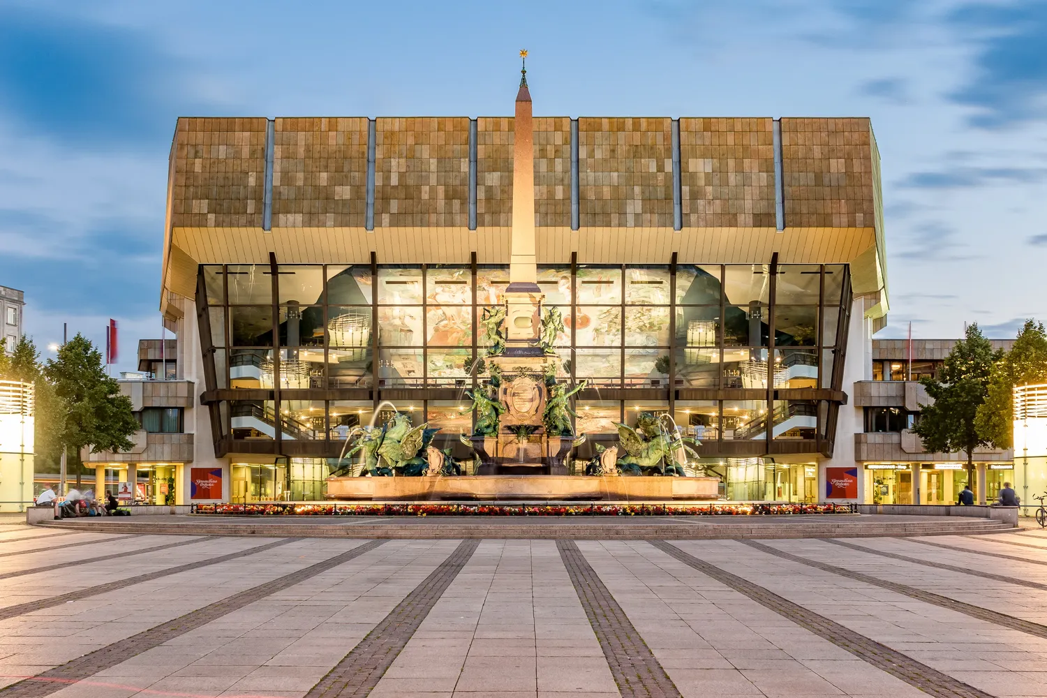Gewandhaus zu Leipzig - Das Gewandhaus und der Mendebrunnen in Leipzig bei Nacht