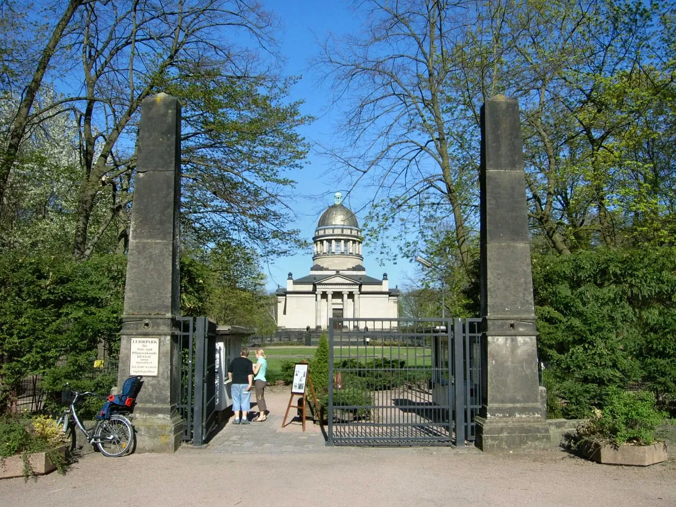 Tierpark Dessau - Dessau, Mausoleum, Eingang zum Tierpark