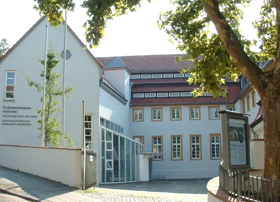 Dokumentations- und Kulturzentrum der Deutschen Sinti und Roma - Dokumentationszentrum 2003