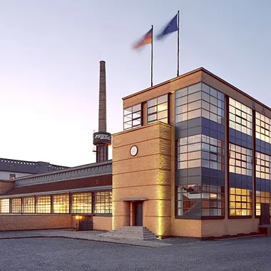 Fagus-Werk Alfeld - Fagus Gropius Hauptgebaeude 200705 wiki front