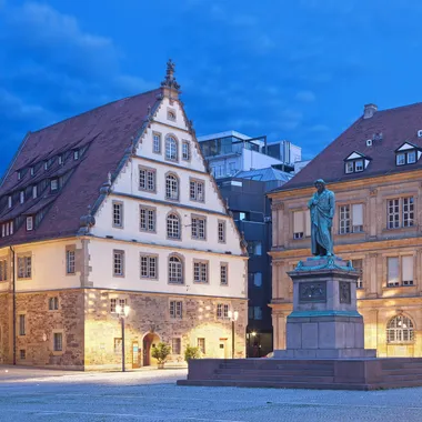 Haus der Musik – Fruchtkasten am Schillerplatz - Fruchtkasten und Schillerdenkmal