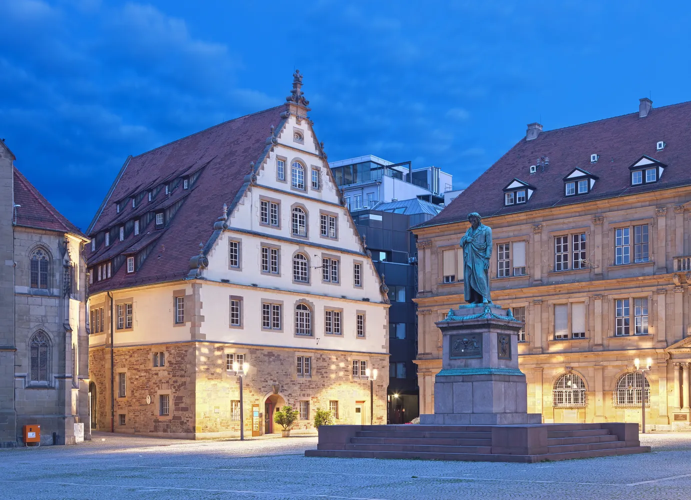 Haus der Musik – Fruchtkasten am Schillerplatz - Fruchtkasten und Schillerdenkmal