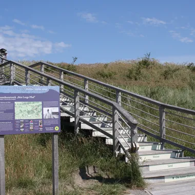 Otto-Leege-Pfad - Gesamtkunstwerk Otto Leege Pfad, Juist, Aufgang zum Holzbohlenweg