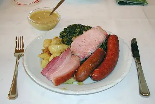Grünkohl mit Bratkartoffeln, Pinkel, Kochwurst, Kassler und Speck
