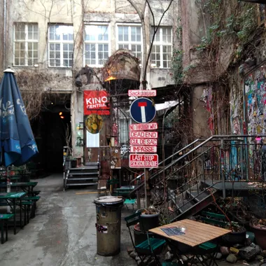 Haus Schwarzenberg /Museum Blindenwerkstadt Otto Weidt/ Galerie Neurotitan/ Anne Frank Zentrum - Haus Schwarzenberg Innenhof Kino Central Berlin-Mitte 01