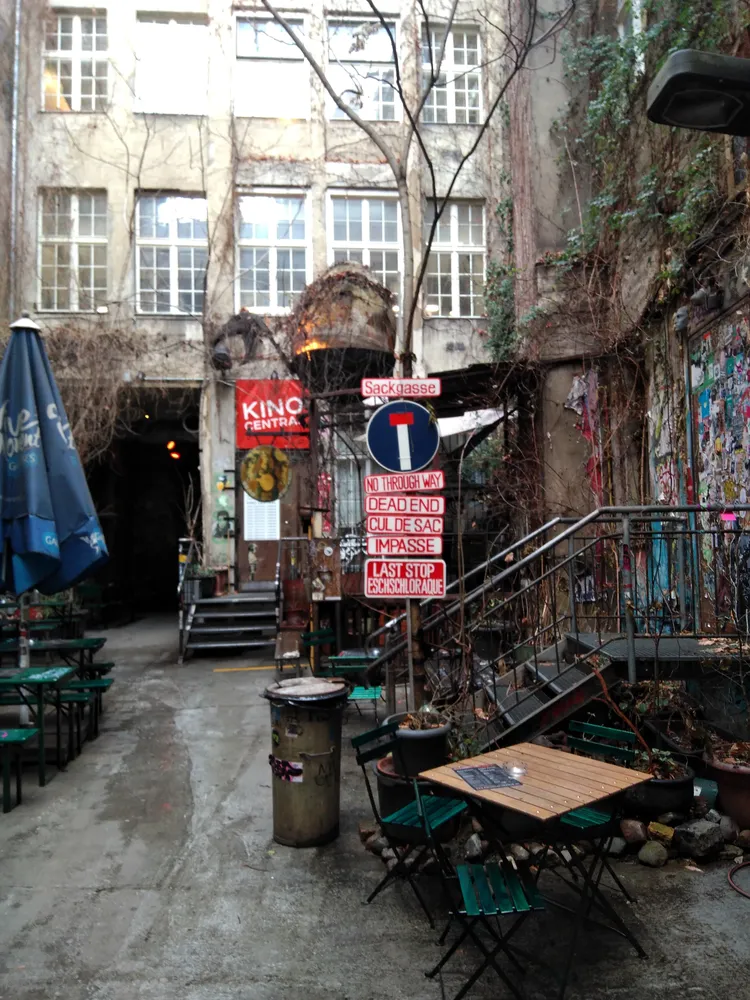 Haus Schwarzenberg /Museum Blindenwerkstadt Otto Weidt/ Galerie Neurotitan/ Anne Frank Zentrum - Haus Schwarzenberg Innenhof Kino Central Berlin-Mitte 01