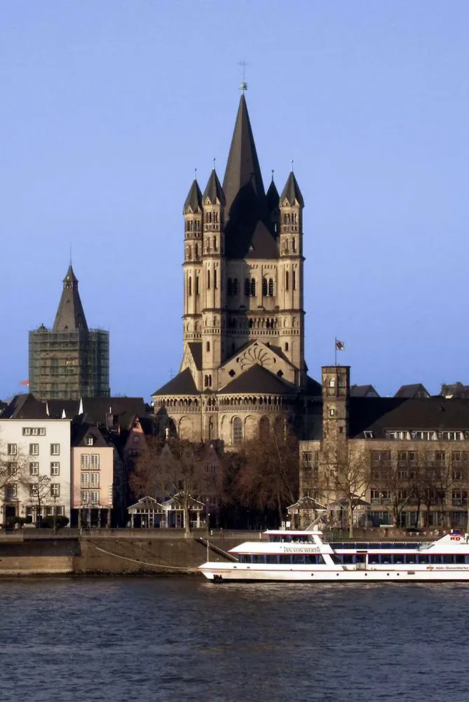 Groß St. Martin - Koeln gross st martin rheinseite