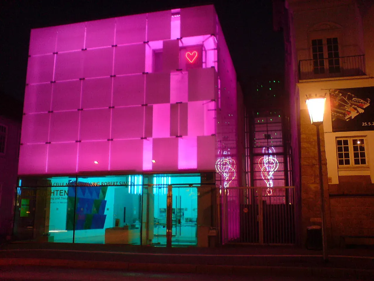 Kunstmuseum Celle - Kunstmuseum Celle mit Sammlung Robert Simon, Ausstellung Einleuchten, Waltraut Cooper, Hartung und Trenz, 2012 2013 Ansicht Haupteingang abends 01