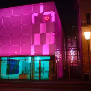 Kunstmuseum Celle - Kunstmuseum Celle mit Sammlung Robert Simon, Ausstellung Einleuchten, Waltraut Cooper, Hartung und Trenz, 2012 2013 Ansicht Haupteingang abends 01