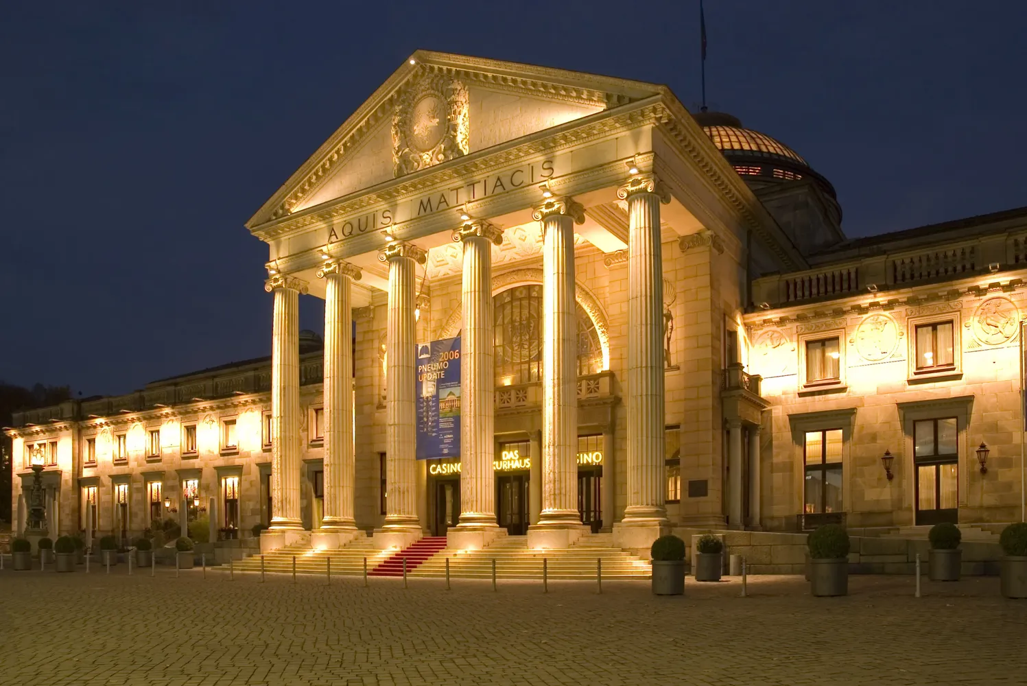 Spielbank Wiesbaden - Kurhaus-Wiesbaden-bei-Nacht