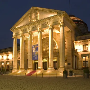 Spielbank Wiesbaden - Kurhaus-Wiesbaden-bei-Nacht