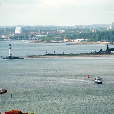 Kieler Förde - Laboe, Blick vom Marineehrenmal zum Leuchtturm Friedrichsort
