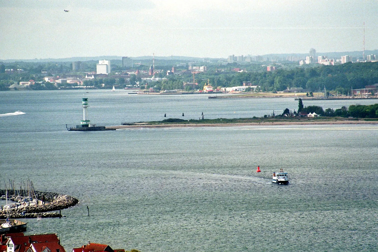 Kieler Förde - Laboe, Blick vom Marineehrenmal zum Leuchtturm Friedrichsort