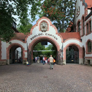 Zoo Leipzig und Gondwanaland - Leipzig - Zoo - Gründer-Garten - Eingang 03 ies