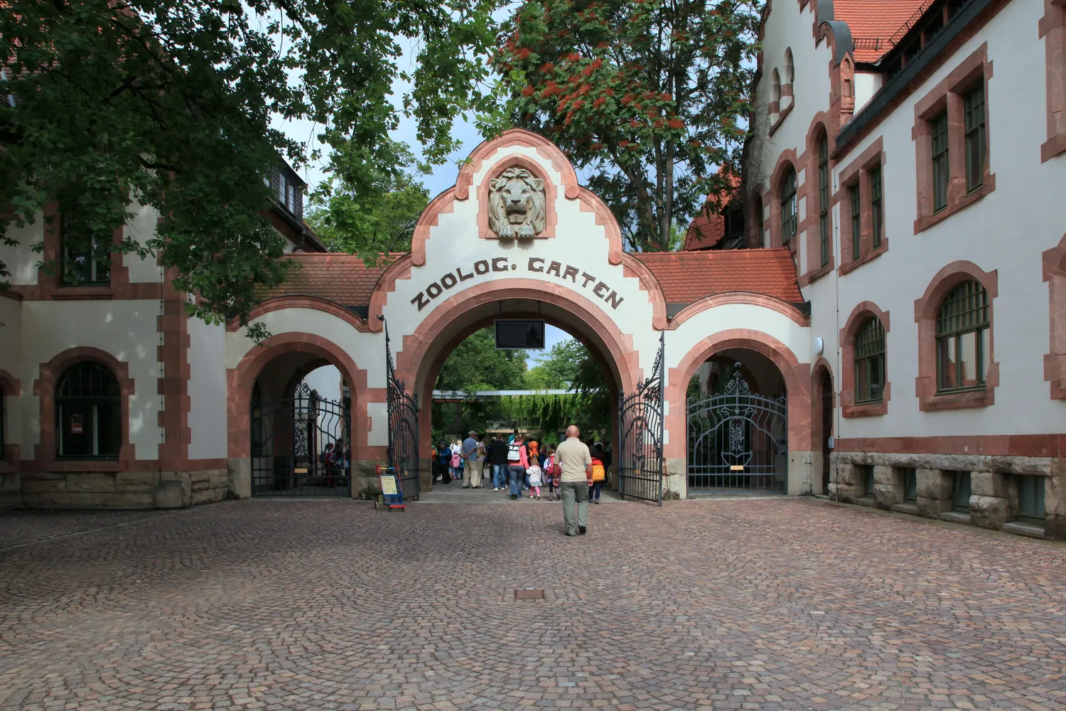 Zoo Leipzig und Gondwanaland - Leipzig - Zoo - Gründer-Garten - Eingang 03 ies